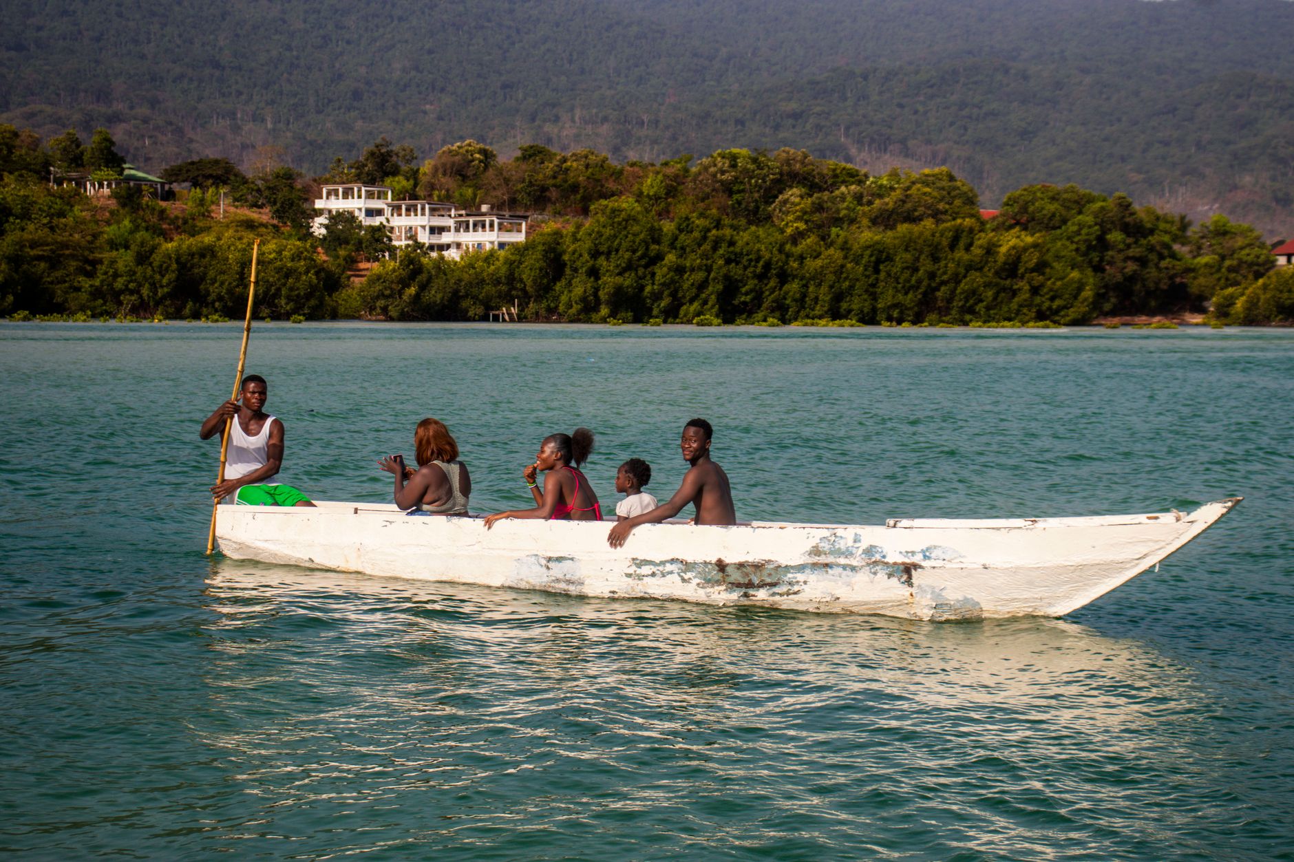 Sierra Leone sahilinde palmiye ağaçları ve sakin tropik manzara