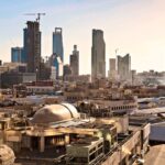 Suudi Arabistan’da modern şehir silueti ve çöl manzarası
