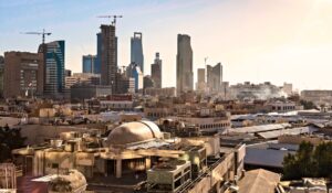 Suudi Arabistan’da modern şehir silueti ve çöl manzarası