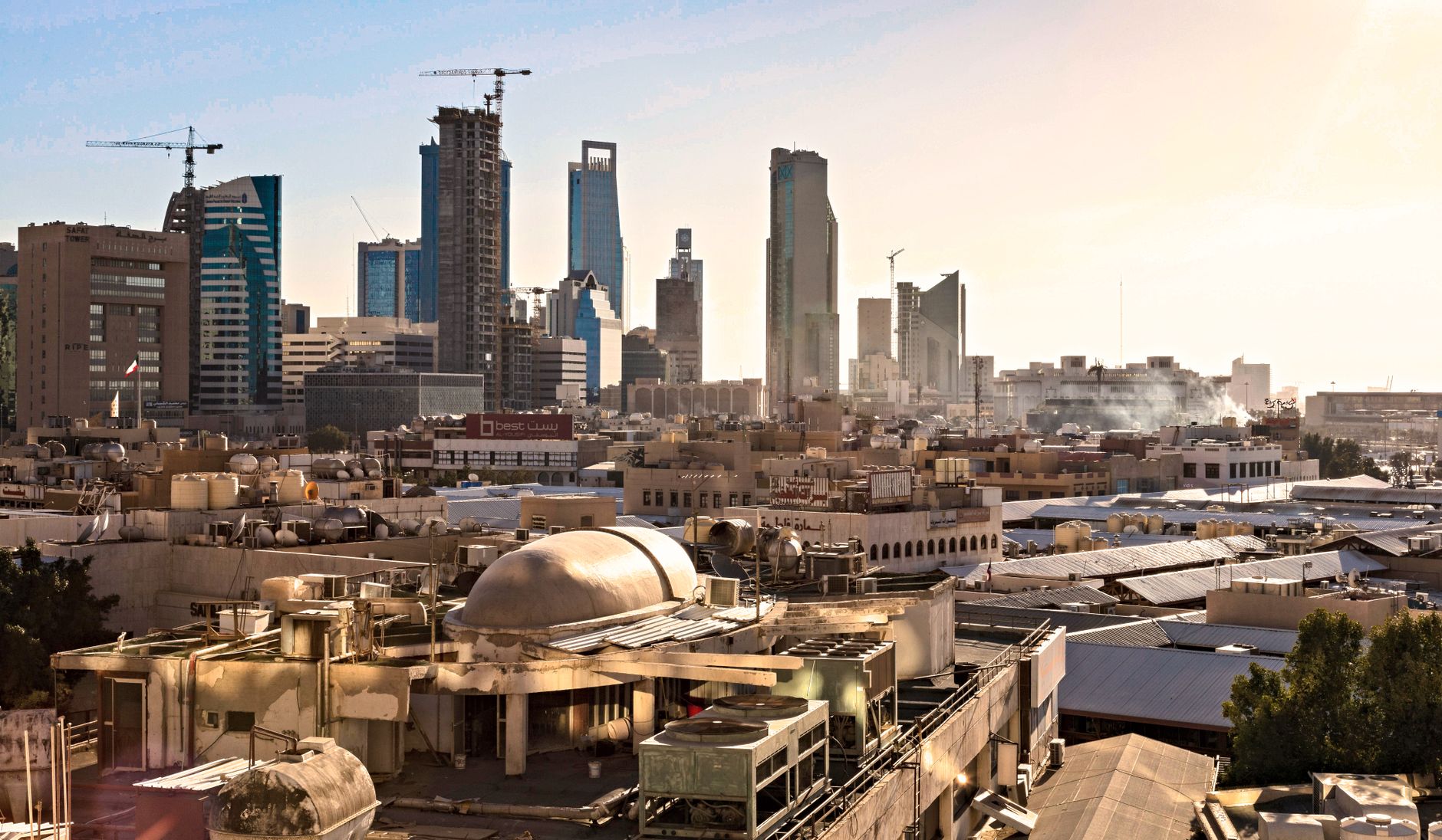 Suudi Arabistan’da modern şehir silueti ve çöl manzarası