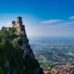 San Marino’nun tepe üzerindeki tarihi silueti ve çevresindeki manzara