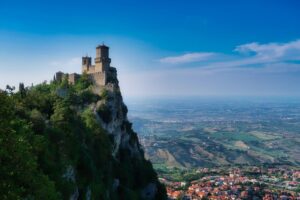 San Marino’nun tarihi tepeler üzerindeki şehir silueti