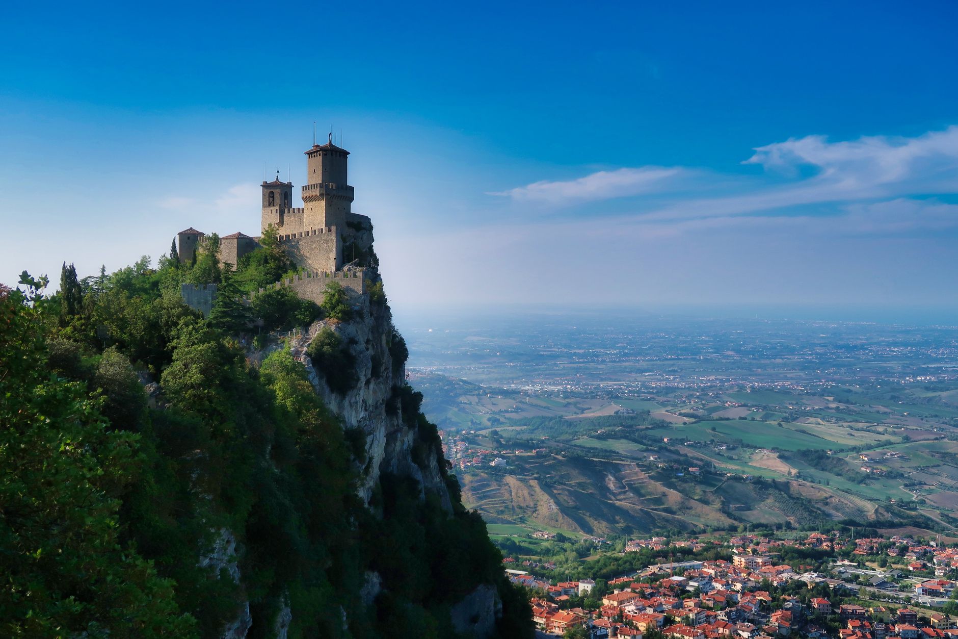 San Marino’nun tarihi tepeler üzerindeki şehir silueti
