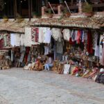 Arnavutluk alışveriş rehberi kapsamında yerel pazar ve hediyelik ürünler