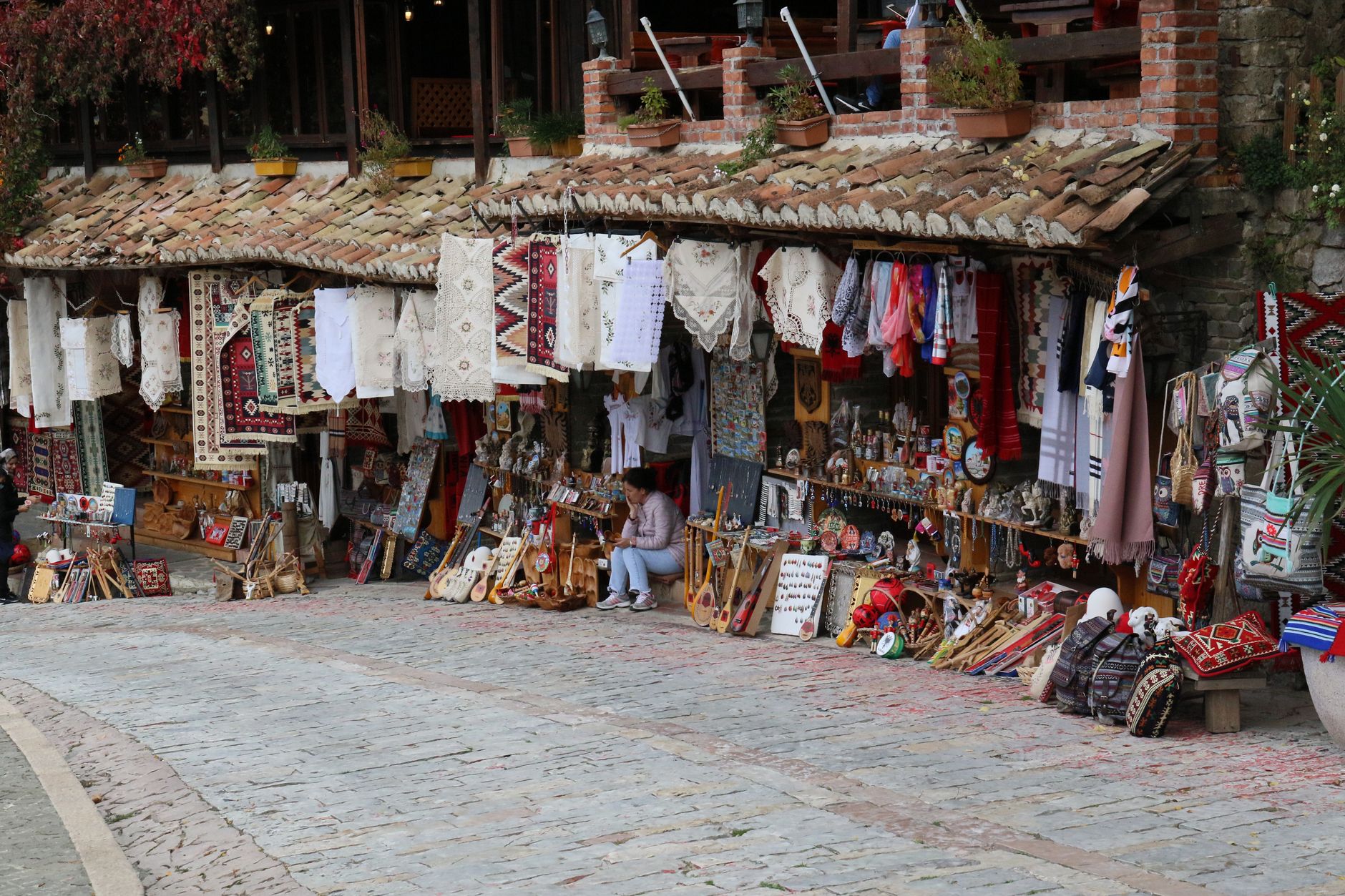 Arnavutluk alışveriş rehberi kapsamında yerel pazar ve hediyelik ürünler