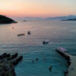 Ksamil’de turkuaz deniz ve beyaz kumlu plaj manzarası