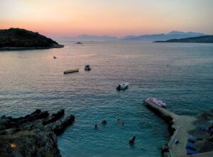 Ksamil’de turkuaz deniz ve beyaz kumlu plaj manzarası