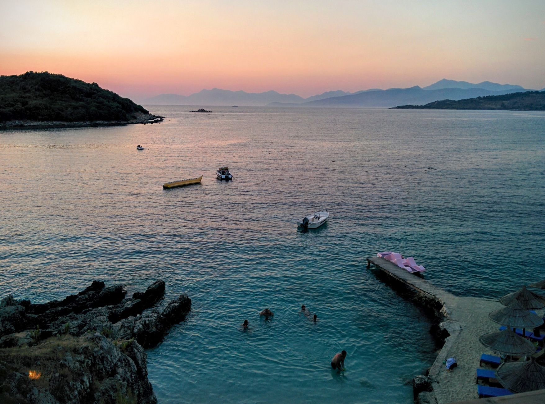 Ksamil’de turkuaz deniz ve beyaz kumlu plaj manzarası