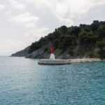 Arnavutluk gezi rehberi için sahil ve şehir manzarası