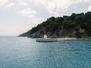 Arnavutluk gezi rehberi için sahil ve şehir manzarası