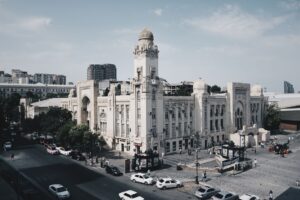 Azerbaycan gezilecek yerler arasında Bakü ve Şeki manzarası