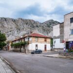 Arnavutluk ulaşım ve konaklama rehberi için şehir manzarası