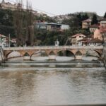 Bosna Hersek gezilecek yerler arasında Saraybosna ve Mostar manzarası
