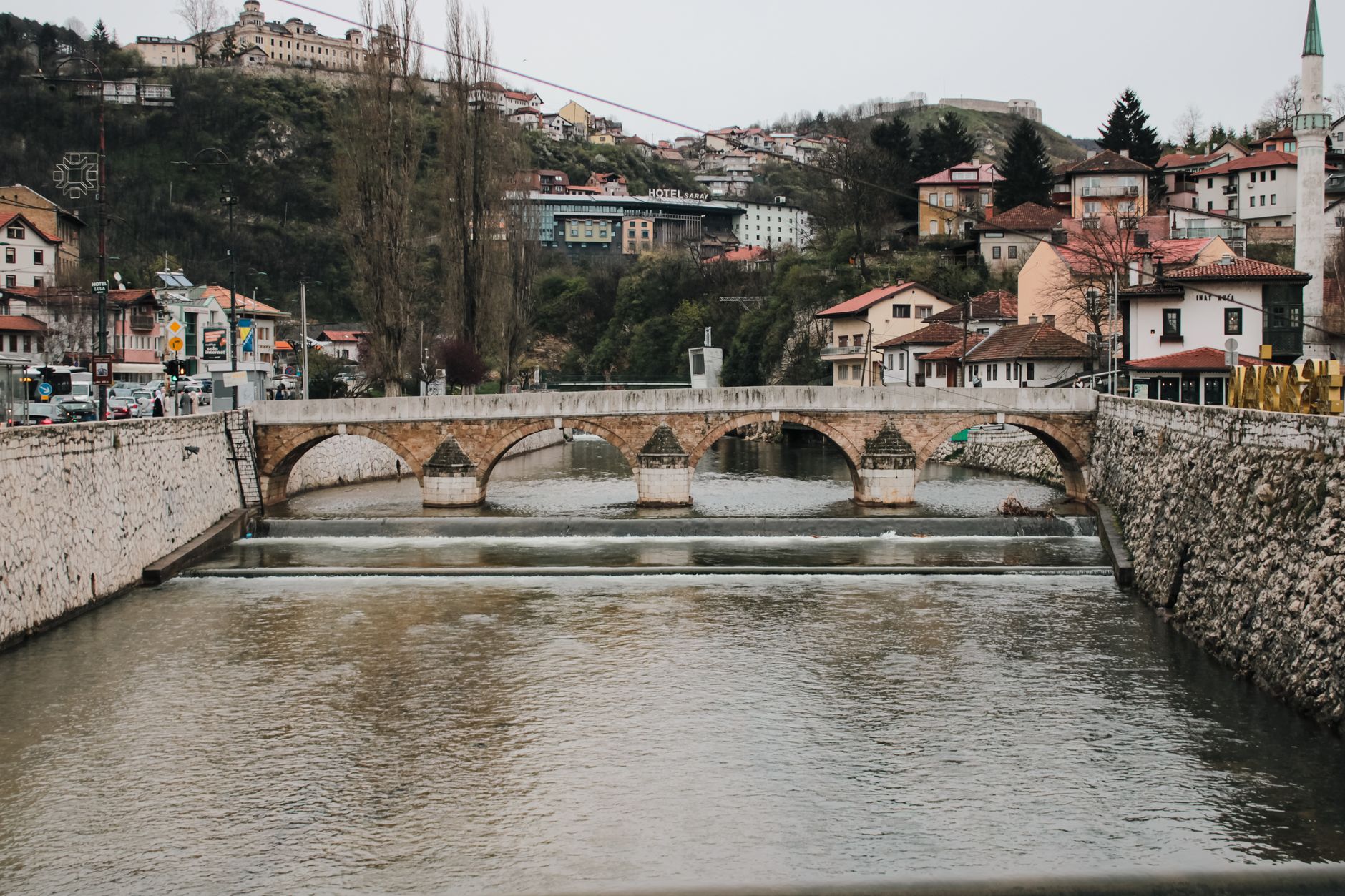 Bosna Hersek gezilecek yerler arasında Saraybosna ve Mostar manzarası
