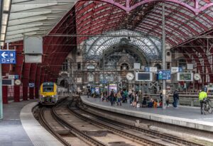 Belçika ulaşım ve konaklama rehberi için tren istasyonu ve şehir oteli görünümü