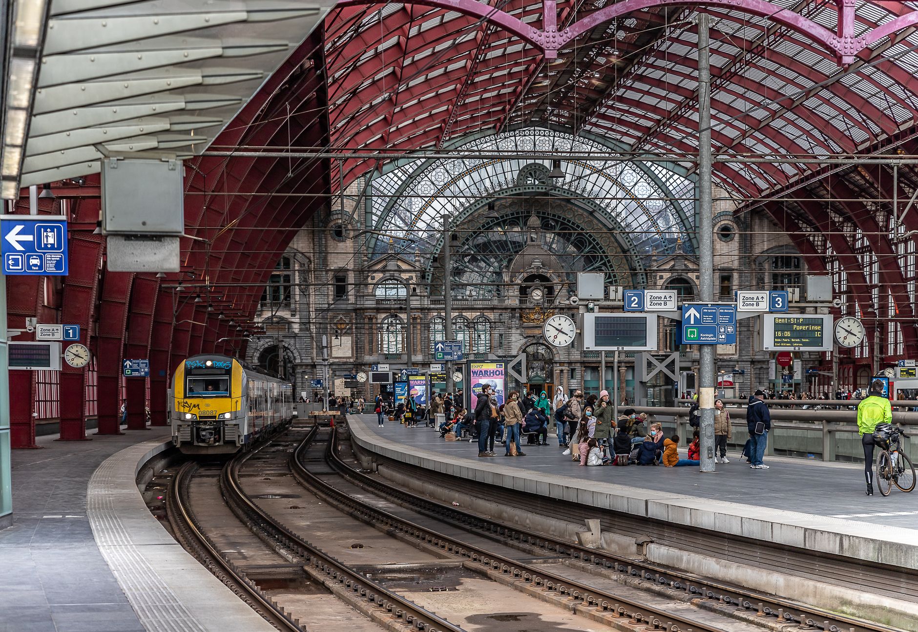 Belçika ulaşım ve konaklama rehberi için tren istasyonu ve şehir oteli görünümü
