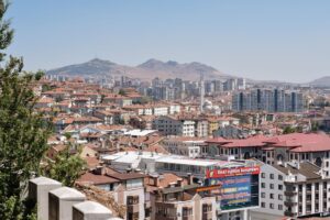 Ankara Çayyolu’nda modern sokaklar, yeşil alanlar ve sosyal yaşam
