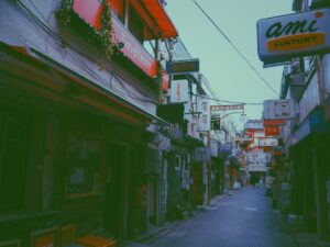 Japonya hakkında bilinmesi gereken 10 şey: Tokyo sokaklarında seyahat eden turistler