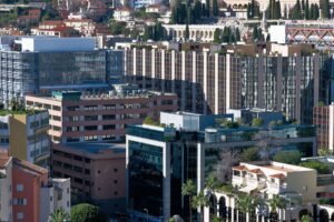 Monaco gezi rehberi kapsamında liman ve şehir manzarası