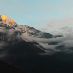 Nepal gezi rehberi için Himalayalar ve tapınak manzarası