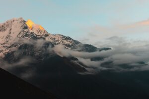 Nepal gezi rehberi için Himalayalar ve tapınak manzarası
