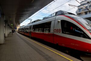 Avusturya ulaşım ve konaklama rehberi için tren ve şehir manzarası