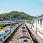 Japonya ulaşım ve konaklama rehberi için tren ve otel manzarası