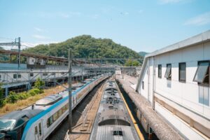 Japonya ulaşım ve konaklama rehberi için tren ve otel manzarası