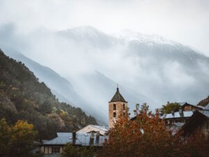 Andorra hakkında bilinmesi gereken 10 şey rehberi için dağ köyü manzarası