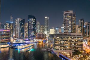 Birleşik Arap Emirlikleri gezi rehberi için Dubai ve Abu Dabi silüeti